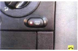 При нажатии на кнопку выключателя (ключ в замке зажигания в положении
