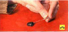 4. При засорении жиклера омывателя прочистите его швейной иглой.