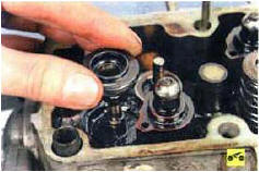 15. …и механизмы вращения выпускных клапанов, а затем извлеките клапаны из направляющих