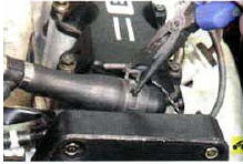 1. Ослабьте хомут крепления шланга системы вентиляции картера двигателя к патрубку