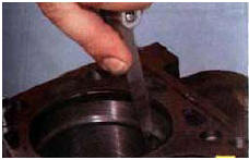 11. Проверьте плоским щупом зазор в замке колец, установив кольцо в цилиндр на