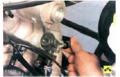 4. Отсоедините от регулятора давления шланг слива топлива, сжав его фиксаторы.