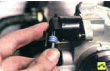 3. Отсоедините колодки моторного жгута проводов от регулятора холостого хода...
