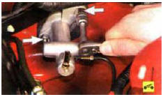 8. Отверните две гайки крепления главного цилиндра привода выключения сцепления