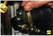 2. Снимите защитный колпачок с клапана для удалений воздуха рабочего цилиндра