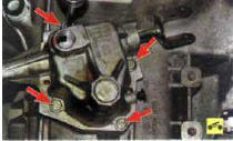 14. Выверните четыре болта крепления корпуса механизма переключения передач...
