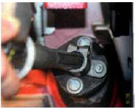 7. Извлеките хвостовик рулевого вала из клеммы резиновой муфты и снимите рулевую