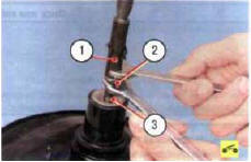 4. Ослабьте затяжку контргайки 2 регулировочной втулки и, удерживая шток 3 от