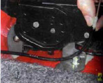 4. Отсоедините от рычага привода стояночного тормоза передний трос привода (см.«Замена