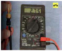 6. Подсоедините тестер к выводам датчика и измерьте сопротивление, термометром