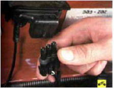 2. ...отсоедините колодку жгута проводов от датчика (при выключенном зажигании)