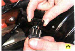 5. Снимите с колодки ее крышку, отжав фиксаторы, и подсоедините колодку к датчику.