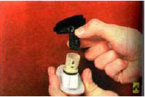 4. Сожмите фиксатор, отсоедините колодку жгута проводов от лампы и снимите фонарь