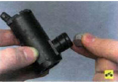 10.Извлеките из штуцера насоса сетчатый фильтр и промойте его при необходимости.